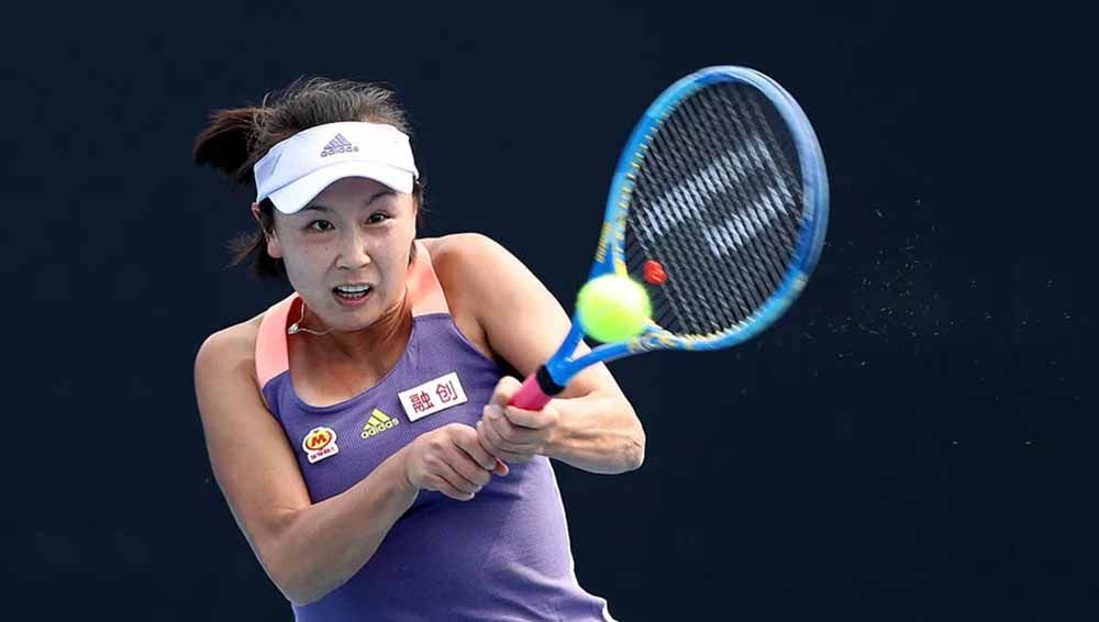 Ketua WTA sebut jika petenis profesional asal Tiongkok, Peng Shuai, susah dihubungi sejak kontroversi terkait tuduhan pelecehan seksual yang terjadi kepadanya. Copyright: © tennisnet/gettyimages