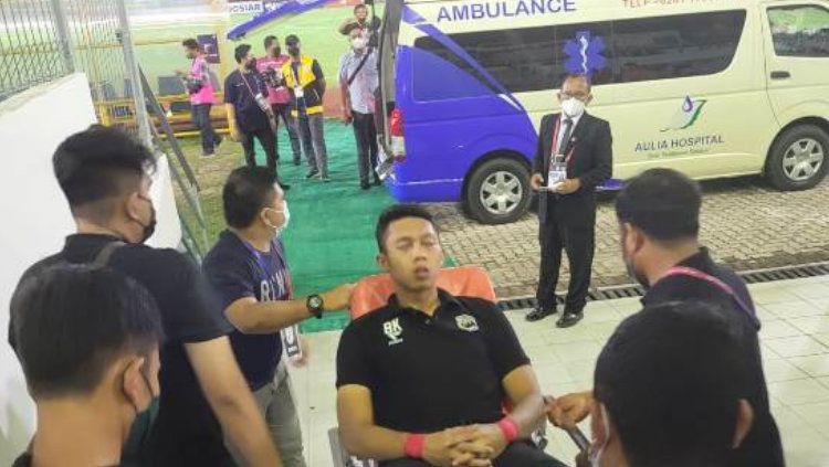 Kiper andalan Muba Babel United Bimasakti Andiko dilarikan ke rumah sakit selepas babak pertama di laga Liga 2 melawan Sriwijaya FC di Stadion Kaharuddin, Riau. Copyright: © Media Officer Muba Babel United