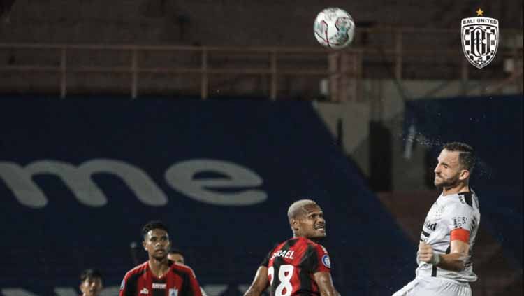 Duel udara pemain Bali United melawan Persipura Copyright: © BaliUtd