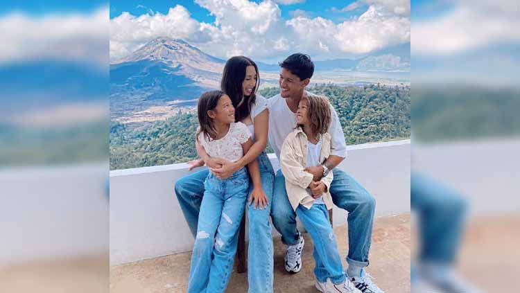 Irfan Bachdim bersama istri dan anaknya Copyright: © ibachdim