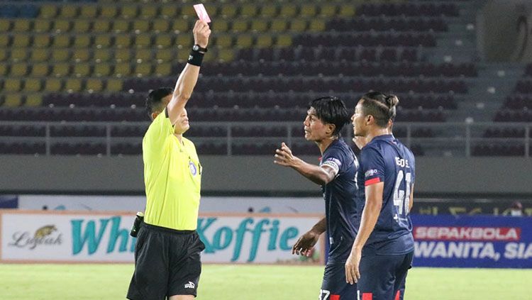 Dendi Santoso dikartu merah di laga Arema FC vs Persebaya di Liga 1 2021. Copyright: © INDOSPORT.COM/Nofik Lukman Hakim