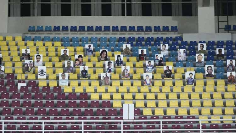 Arema FC mewujudkan keinginan Aremania hadir di tribun dengan program Tribun Face pada saat laga BRI Liga 1 2021/2022 melawan Persebaya di Stadion Manahan Solo, Sabtu (06/11/21). Copyright: © Ian Setiawan/INDOSPORT