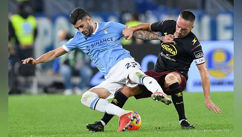 Pemain Lazio Elseid Hysaj dan pemain Salernitana Franck Ribery bersaing memperebutkan bola dalam pertandingan Serie A antara Lazio vs Salernitana. Copyright: © gettyimages