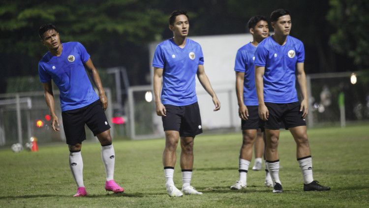 Latihan Timnas Indonesia di Lapangan B Senayan, Selasa (09/11/21). Copyright: © Herry Ibrahim/INDOSPORT