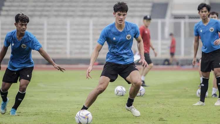 Patuh saat tidak diizinkan ikuti pelatihan timnas Indonesia U-23, Elkan Baggot diganjar dengan debut sebagai starter untuk Ipswich Town senior. Copyright: © Doc. PSSI