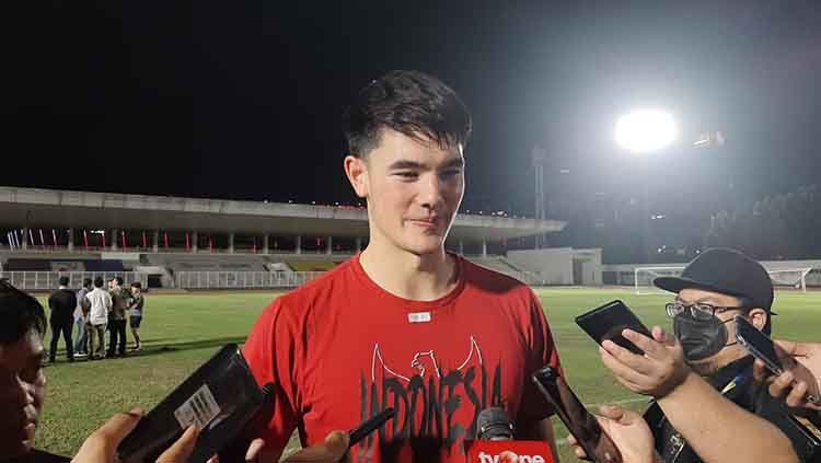 Elkan Baggott, pemain keturunan Indonesia yang baru saja mendapatkan status Warga Negara Indonesia (WNI) belum berhenti mendapat sorotan. Kali ini media Malaysia sampai membahas targetnya di Piala AFF 2020. Copyright: © Zainal Hasan/INDOSPORT