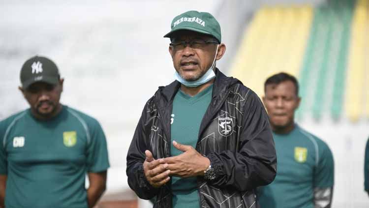 Pelatih Persebaya Surabaya, Aji Santoso, saat memberikan arahan kepada anak asuhnya menjelang laga Liga 1. Copyright: © official Persebaya