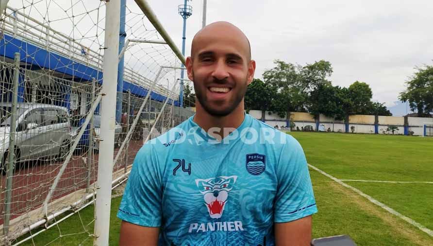 Bintang Persib Bandaung Mohammed Rashid bawa oleh-oleh khusus saat pulang ke Palestina, seiring populernya klub Liga 1 tersebut di negara asalnya. Copyright: © Arif Rahman/Indosport.com