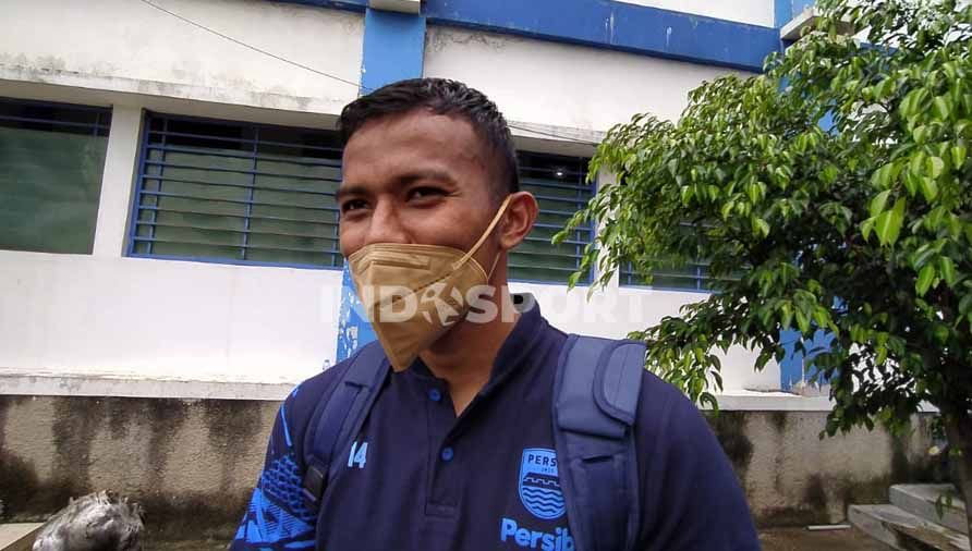 Kiper Persib Bandung, Teja Paku Alam kembali tampil apik saat timnya mengalahkan PSS Sleman di Liga 1, Jumat (11/02/22). Copyright: © Arif Rahman/Indosport.com