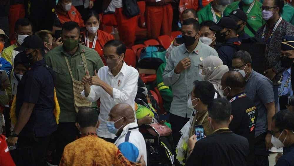 Presiden Republik Indonesia Joko Widodo hadir di GOR Cendrawasih, Jayapura, untuk menyaksikan pertandingan final para bulu tangkis Peparnas XVI Papua 2021. Copyright: © NPC Indonesia