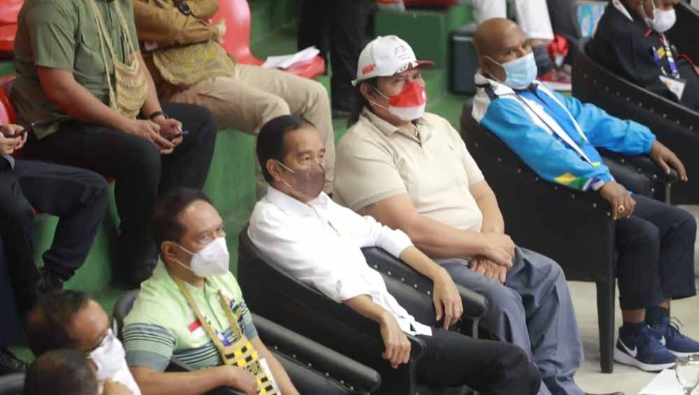 Presiden Republik Indonesia Joko Widodo hadir di GOR Cendrawasih, Jayapura, untuk menyaksikan pertandingan final para bulu tangkis Peparnas XVI Papua 2021. Copyright: © NPC Indonesia