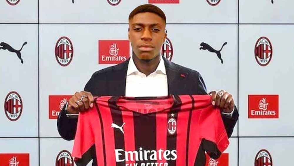 AC Milan dikabarkan telah membuat transfer kejutan setelah raksasa Liga Italia tersebut menggaet bintang muda Serie D dengan hanya modal 100 ribu euro saja. Copyright: © beritamilan