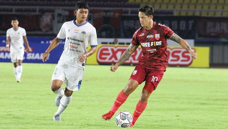 Winger Persis Solo, Irfan Bachdim, saat dibayangi pemain PSIM, Achmad Baasith dalam pertandingan Liga 2 di Stadion Manahan Solo. Copyright: © Nofik Lukman Hakim/INDOSPORT