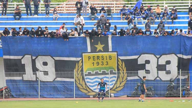 Bobotoh menyaksikan sesi latihan Persib Bandung, di Stadion Persib, Jalan Ahmad Yani, Kota Bandung, Selasa (16/11/21). Copyright: © Arif Rahman/INDOSPORT