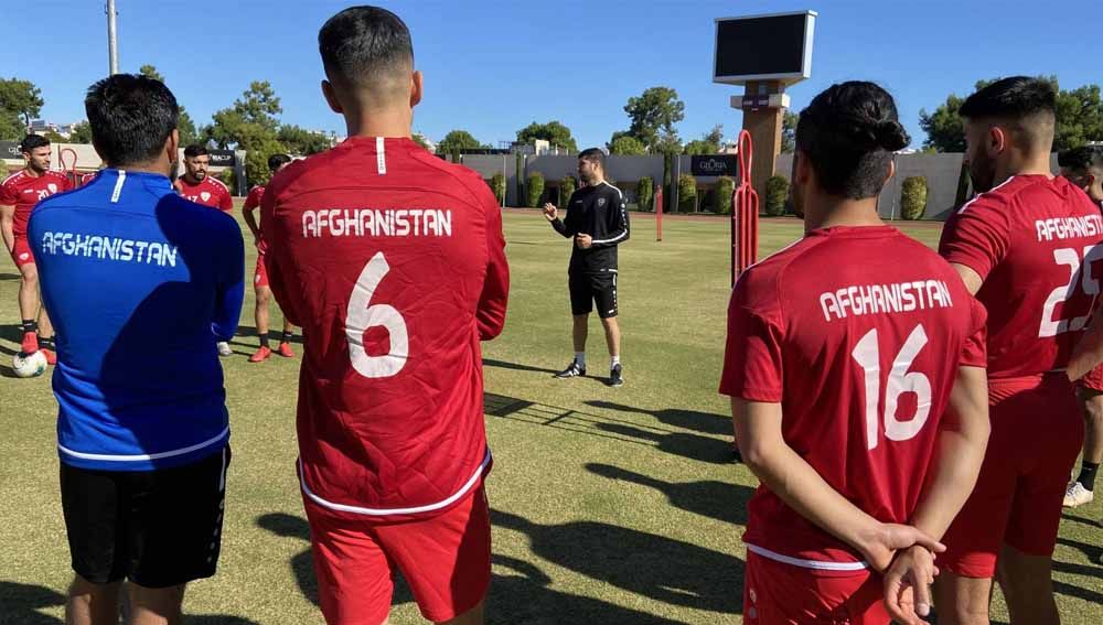 Timnas Afghanistan bakal mengibarkan bendera dan lagu nasional alih-alih taliban saat menghadapi Timnas Indonesia. Copyright: © nos