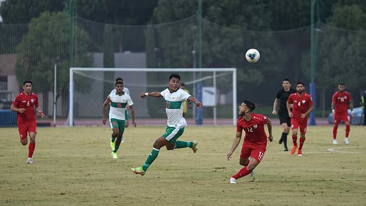 Pemain Timnas Indonesia, Dedik Setiawan tampak fokus untuk merebut bola dari pemain Afghanistan Copyright: © PSSI
