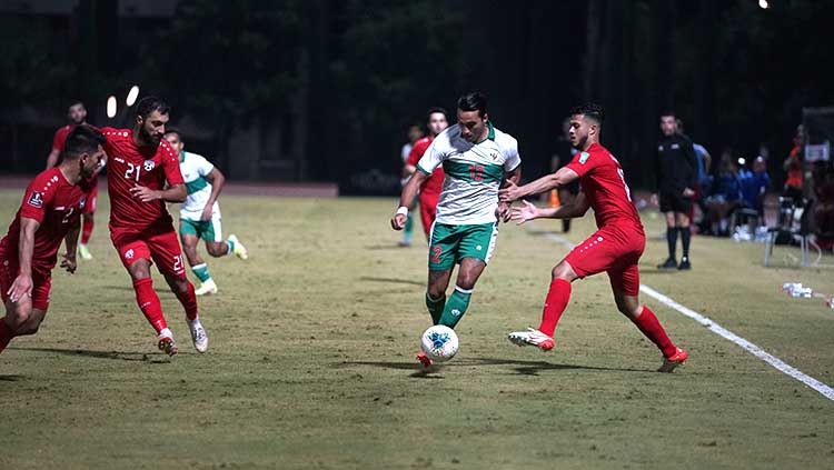 Ezra Walian mempertahankan bola dari serangan pemain Afghanistan Copyright: © PSSI
