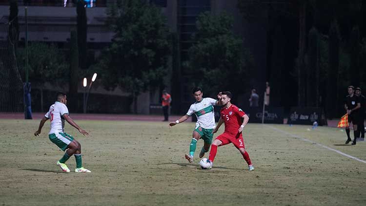 Pratama Arhan terus kawal ketat pemain Afghanistan Copyright: © PSSI