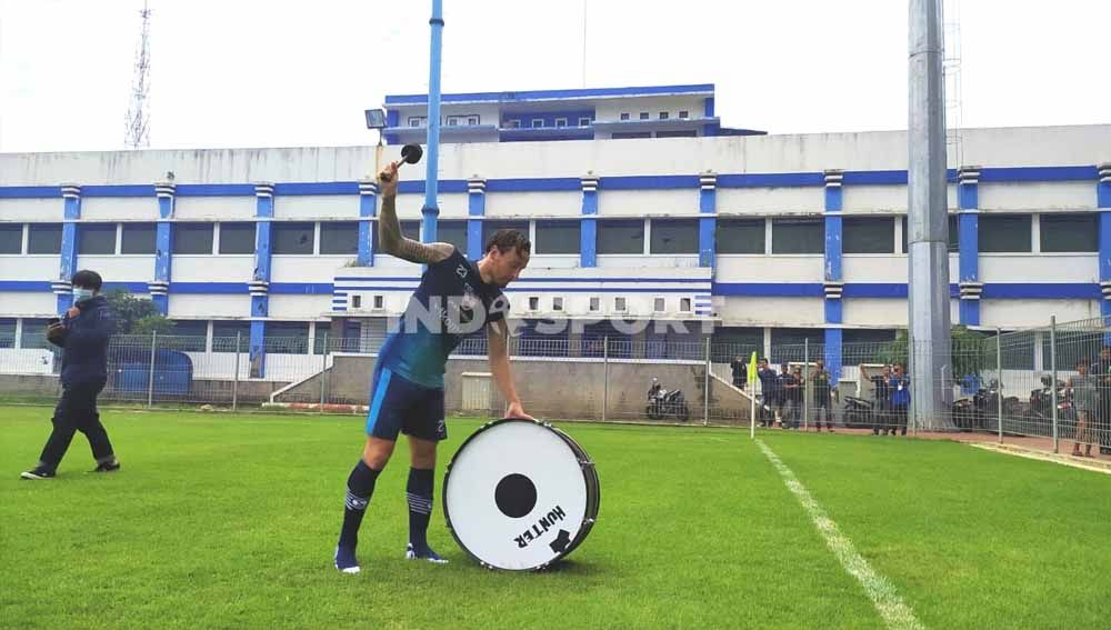 Gelandang Persib, Marc Klok saat memimpin viking clap seusai latihan di Stadion Persib, Jalan Ahmad Yani, Kota Bandung, Selasa (16/11/21). Copyright: © Arif Rahman/Indosport.com