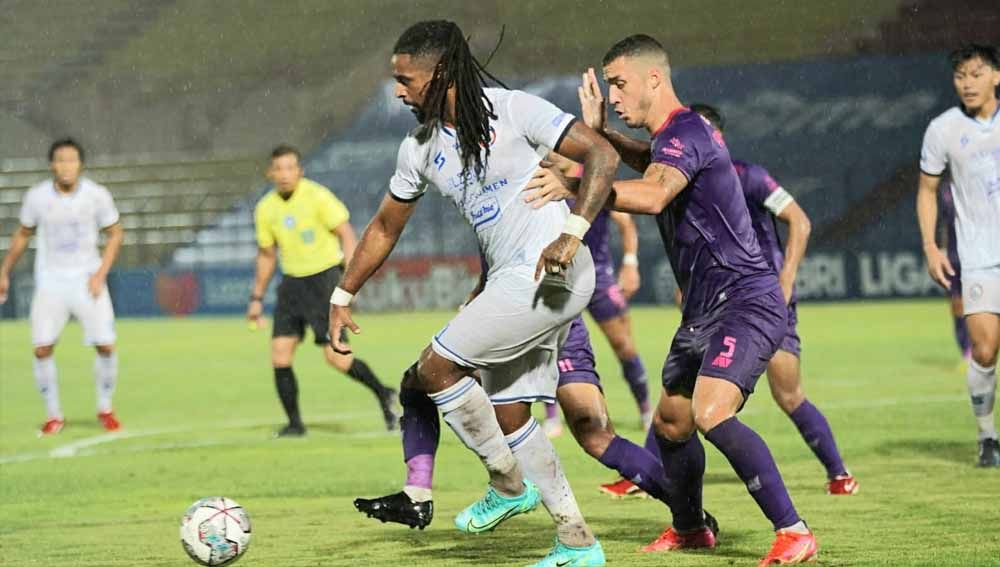 Pemain Arema FC, Carlos Fortes saat berusaha melindungi bola. Copyright: © MO Arema FC