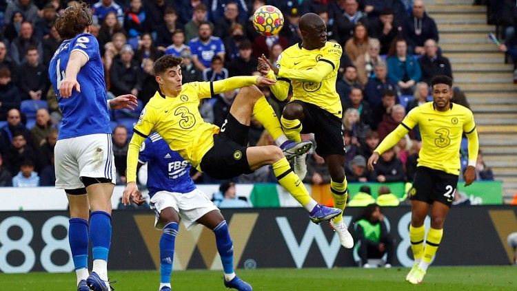 Kai Haverts dan N'Golo Kante mencoba mencetak gol di laga Leicester City vs Chelsea (20/11/21). Copyright: © Reuters/Jason Cairnduff