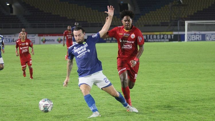 Duel Marc Klok dan Braif Fatari di laga Persib vs Persija. Copyright: © Prabowo/INDOSPORT