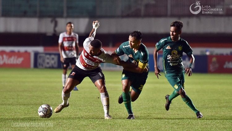 Hasil Liga 1 antara Madura United vs Persebaya Surabaya sajikan Bajul Ijo yang menang tanpa Marselino Ferdinan walau sempat gagal eksekusi penalti. Copyright: © PT LIB