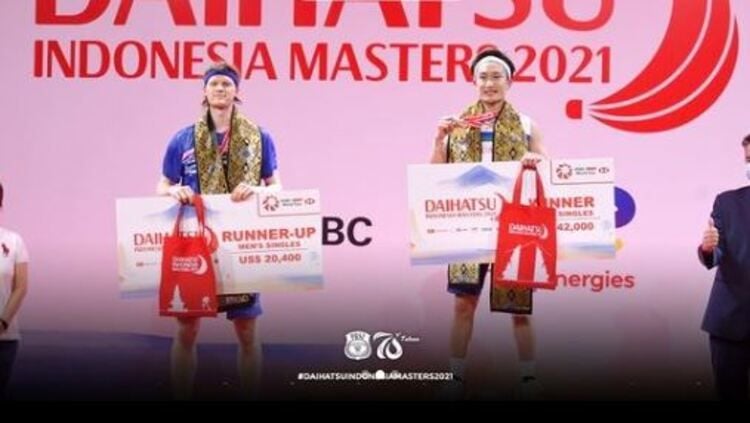 Kento Momota dan Anders Antonsen juara Indonesia Masters 2021 Copyright: © Humas PP PBSI
