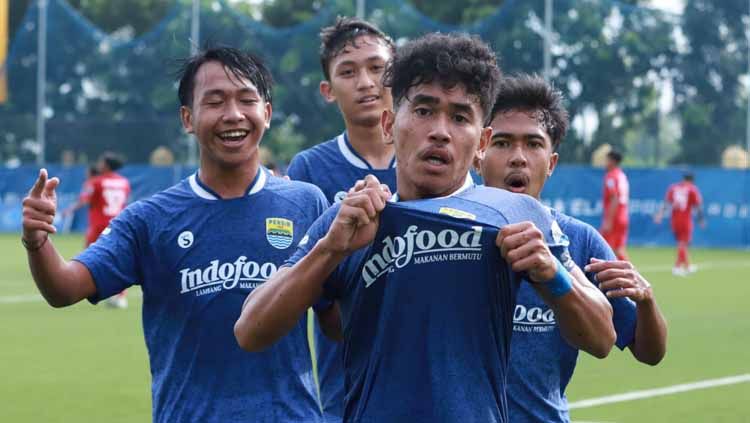 Selebrasi Pemain Persib U-18 usai mencetak gol ke gawang Persija U-18 di babak 8 besar Elite Pro Academy (EPA) 2021 di Lapangan Sabilulungan, Kabupeten Bandung, Senin (22/11/21). Copyright: © Arif Rahman/INDOSPORT