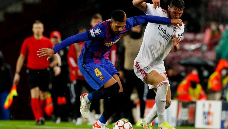 Duel Ronald Araujo dengan Roman Yaremchuk di laga Barcelona vs Benfica (24/11/21). Copyright: © REUTERS/Albert Gea