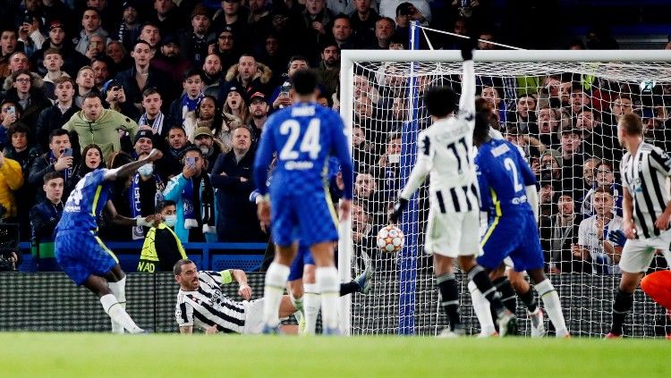 Proses gol Trevoh Chalobah di laga Chelsea vs Juventus (24/11/21). Copyright: © Reuters/Peter Cziborra