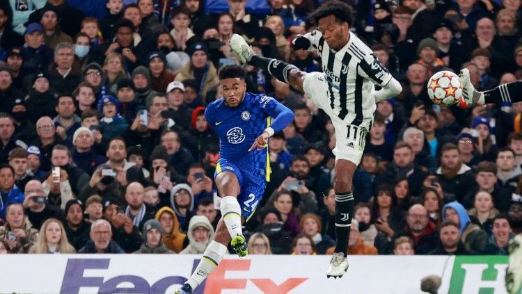 Wonderkid Chelsea, Reece James masuk dalam radar Real Madrid pada musim panas usai tampil mengesankan saat kedua tim bertemu. Copyright: © REUTERS/Hannah Mckay