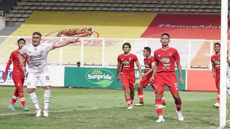 Aksi striker gaek Rans Cilegon FC, Cristian Gonzales, dalam pertandingan Liga 2 2021. Copyright: © Rans Cilegon FC