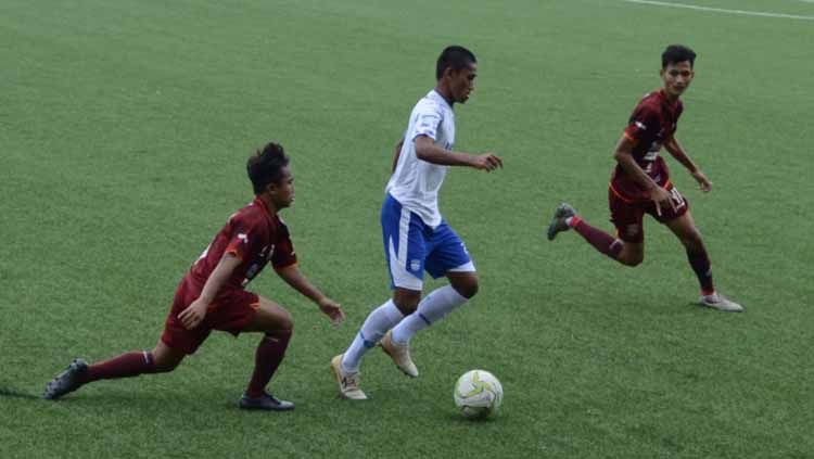 Pemain Persib U-18 dibayang-bayangi pemain Borneo FC U-18 pada babak semifinal EPA 2021 di Lapangan Sabilulungan, Kabupeten Bandung, Rabu (24/11/21). Copyright: © Arif Rahman/INDOSPORT