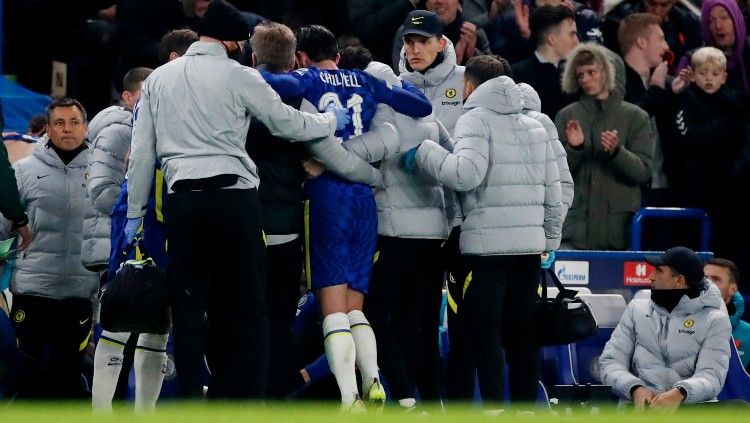 Ben Chilwell kala ditarik keluar akibat cedera di laga Chelsea vs Juventus (24/11/21). Copyright: © Reuters/Peter Cziborra