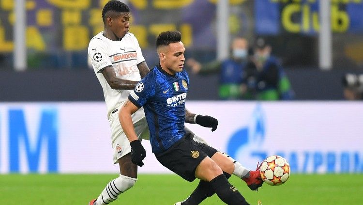 Lautaro Martinez berduel dengan Vitao di laga Inter Milan vs Shakhtar Donetsk (25/11/21). Copyright: © REUTERS/Daniele Mascolo