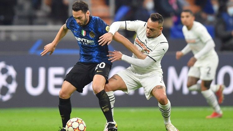 Hakan Calhanoglu menjaga bola dari Maycon di laga Inter Milan vs Shkahtar Donetsk (25/11/21). Copyright: © REUTERS/Daniele Mascolo