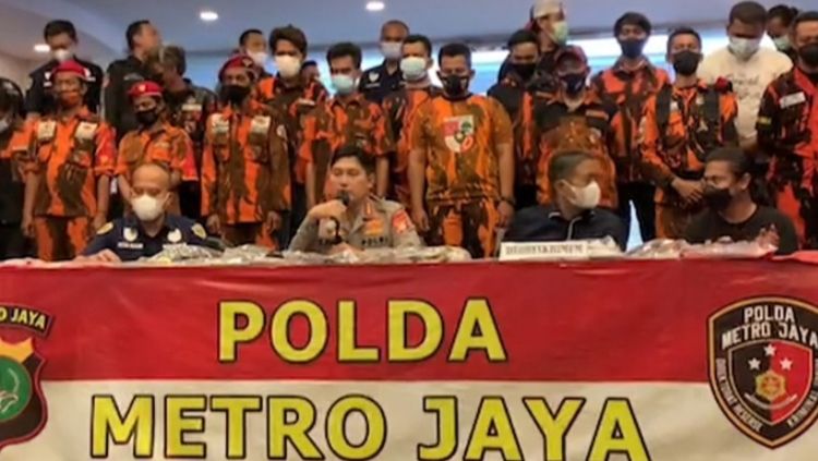 Suasana konferensi pers Polda Metro Jaya terkait unjuk rasa Pemuda Pancasila. Copyright: © Instagram @poldametrojaya