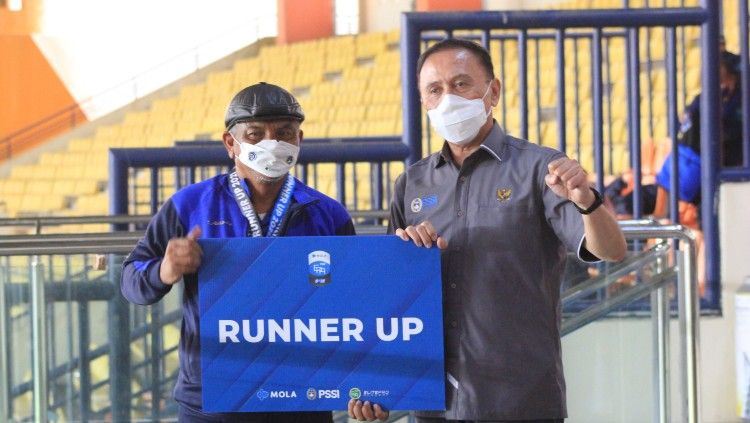 Manager tim Persib U-18 dan U-16, Yoto S. Adiredja (kiri) bersama Ketua Umum PSSI, Mochamad Iriawan. Copyright: © Arif Rahman/INDOSPORT