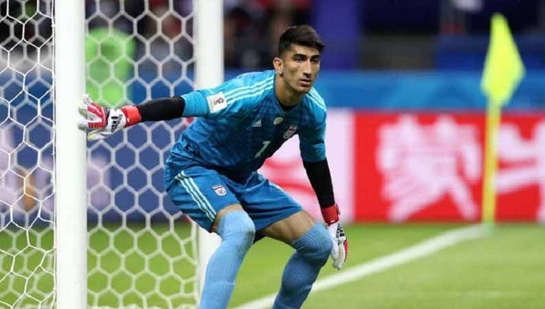 Kiper Timnas Iran, Alireza Beiranvand, berhasil masuk buku rekor dunia setelah mencatatkan lemparan dengan jarak sejauh 61 meter. Copyright: © parstoday