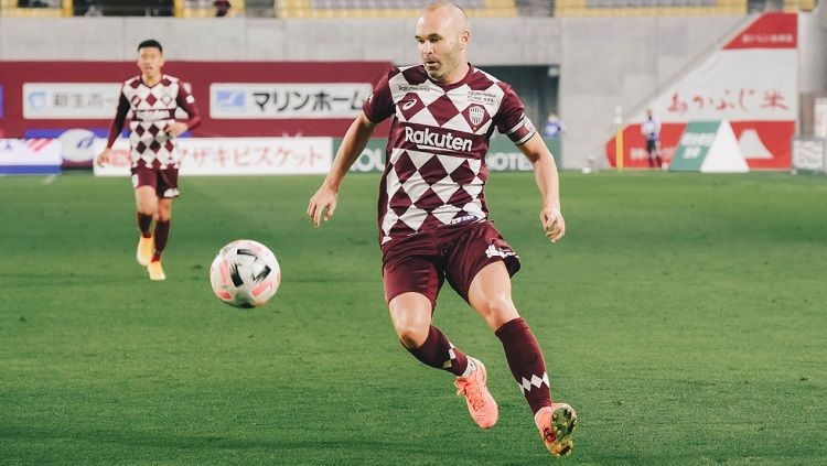 Legenda Barcelona, Andres Iniesta, mencatat 100 penampilan di Liga Jepang bareng Vissel Kobe. Copyright: © J League