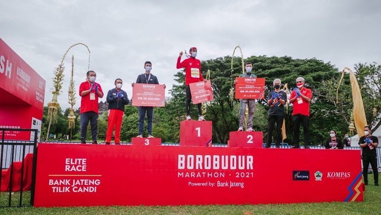 Pelari nasional, Agus Prayogo dan Odekta Naibaho, berhasil meraih gelar sebagai male winner dan female winner dalam hajatan Borobudur Marathon Elite Race 2021. Copyright: © Borobudur Marathon Elite Race 2021