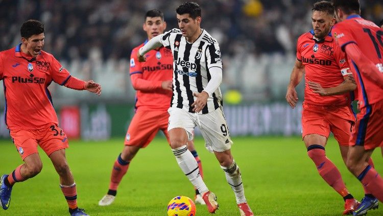 Alvaro Morata (Juventus) mencoba melewati kurungan pemain Atalanta (28/11/21). Copyright: © REUTERS/Massimo Pinca