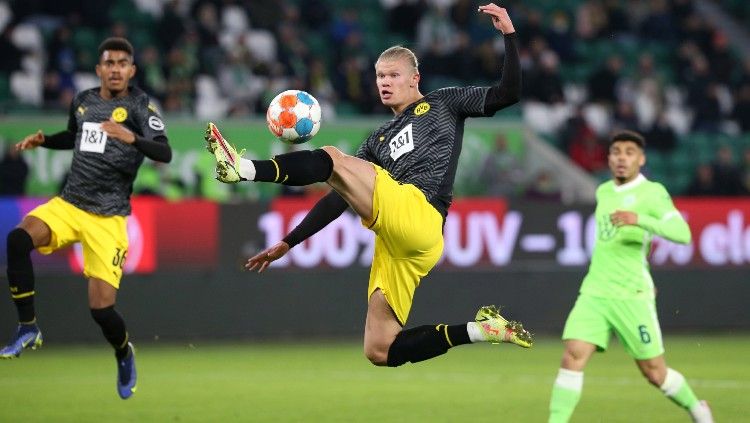 Aksi Erling Haaland di laga Wolfsburg vs Borussia Dortmund (27/11/21). Copyright: © REUTERS/Cathrin Mueller