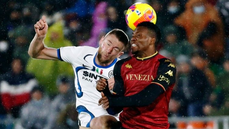 Milan Skriniar (Inter Milan) vs David Okereke (Venezia) di Liga Italia Copyright: © REUTERS/Alessandro Garofalo