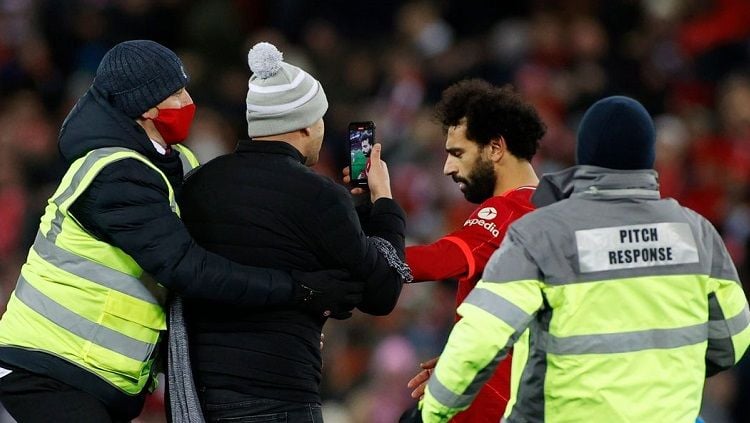 Mohamed Salah marah pada pitch invader di laga Liga Inggris Liverpool vs Southampton Copyright: © Twitter @Knewz_Currently