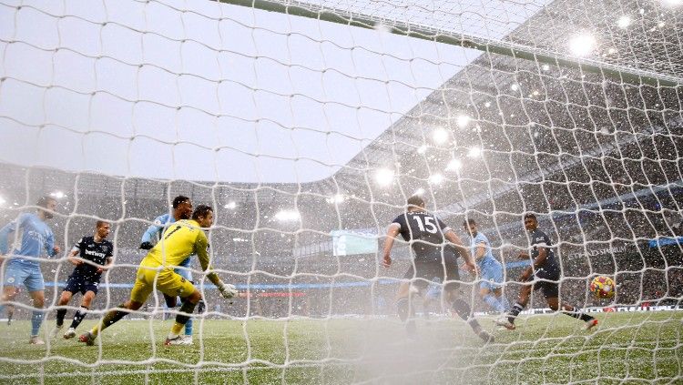 Proses gol Ilkay Gundogan di laga Manchester City vs West Ham United (28/11/21). Copyright: © Reuters/Carl Recine