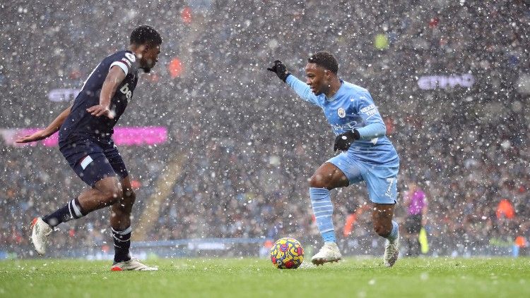 Raheem Sterling mencoba melewati Ben Johnson di laga Man City vs West Ham United (28/11/21). Copyright: © Reuters/Carl Recine