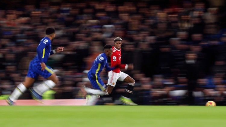Marcus Rashford beradu lari dengan Callum Hudson-Odoi di laga Chelsea vs Manchester United (28/11/21). Copyright: © REUTERS/Matthew Childs