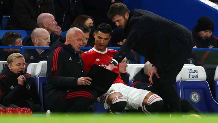 Cristiano Ronaldo duduk di bangku cadangan di laga Chelsea vs Manchester United. Copyright: © cbssports